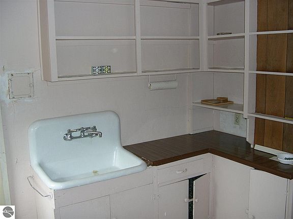 4th image of 1575 S Lake Leelanau Dr