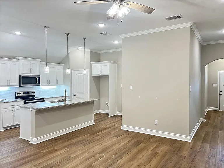 806 Greyson Ln — Photo 5