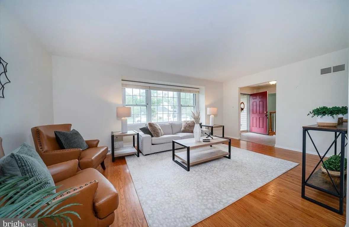 5 bed, 2300 sqft, $950 — Photo 3