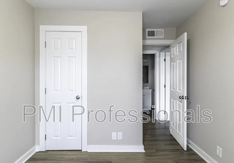 136 Kingsridge Dr — Photo 9