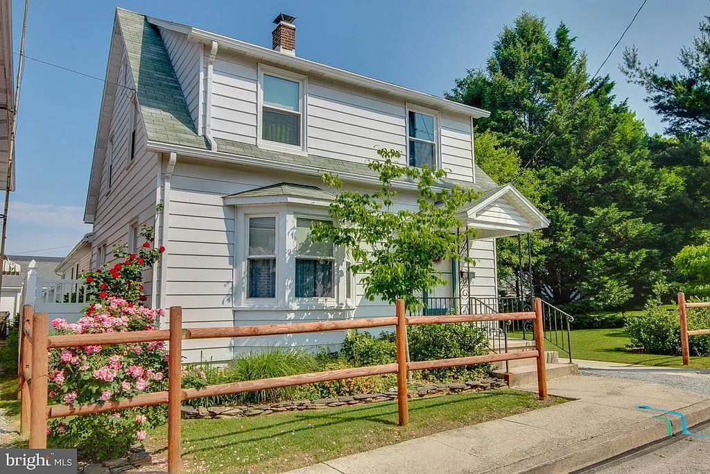 16 E Granger St photo 1