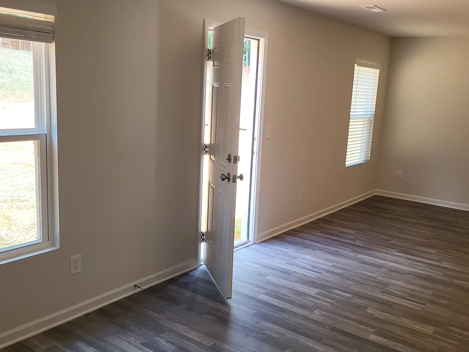 5 bed, 2217 sqft, $2,244 — Photo 2