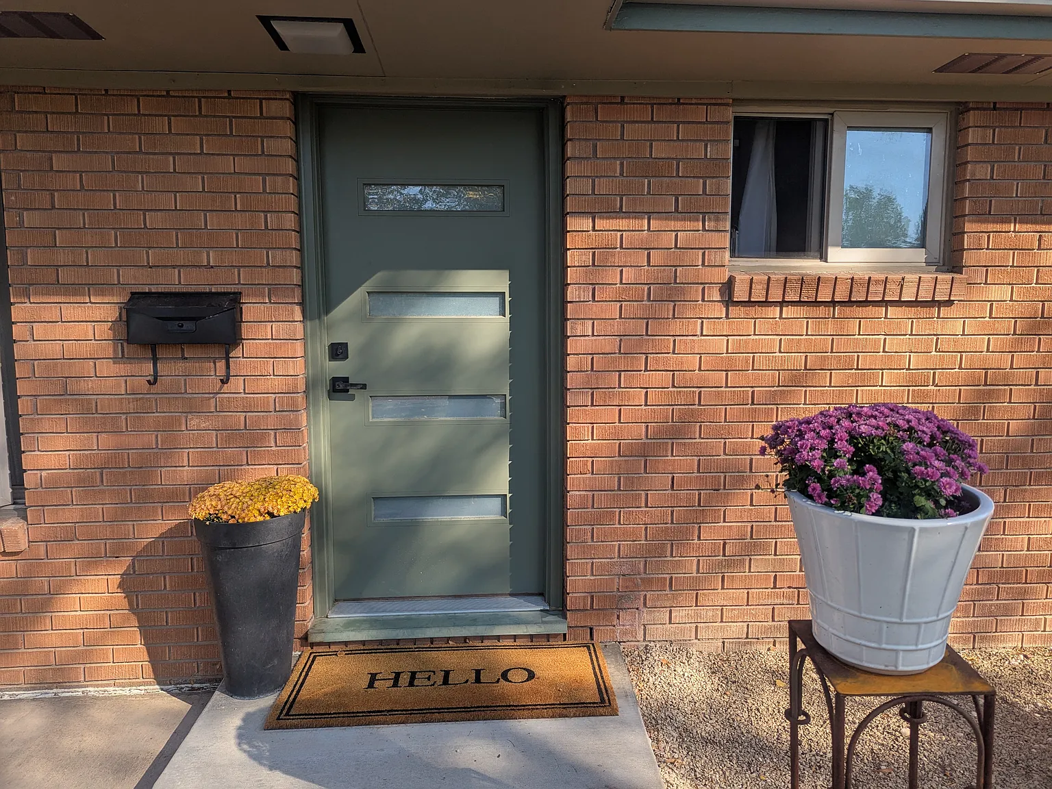 4 bed, 2.5 bath, 2100 sqft, $3,000 — Photo 1