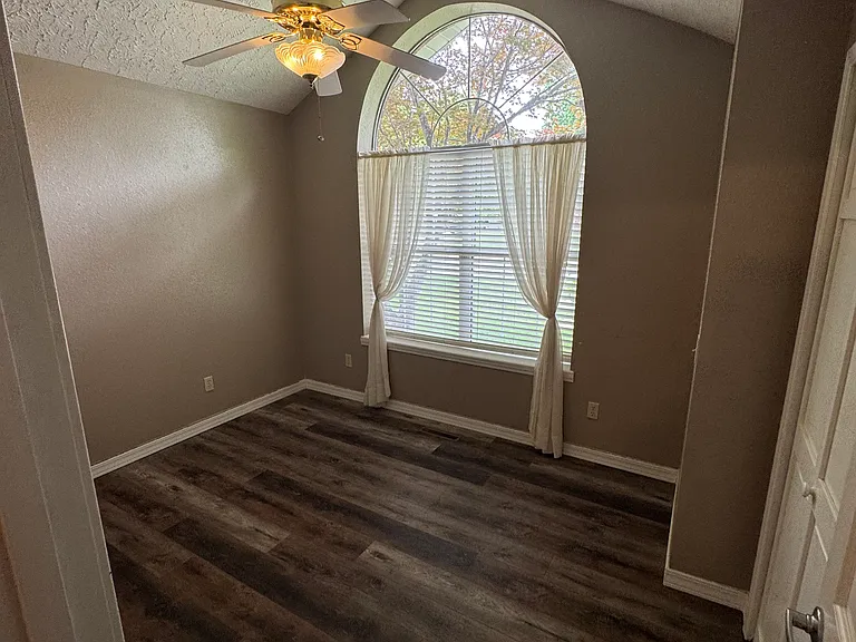 608 Cypress Ave — Photo 8