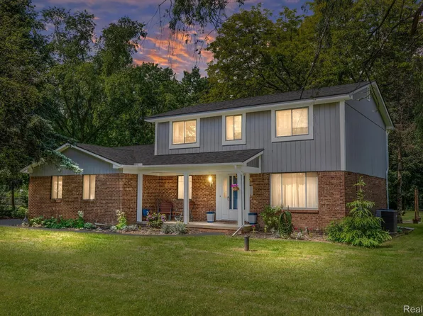 11022 Shadow Woods Ln, Whitmore Lake, MI 48189