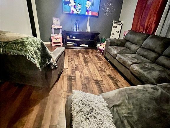 5th image of 2433 4th St E