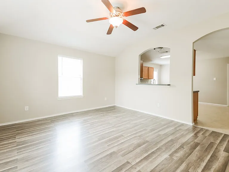 813 Huddleston Ct — Photo 5