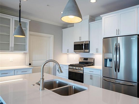 4th image of 111 Gascoigne Ave Unit 302