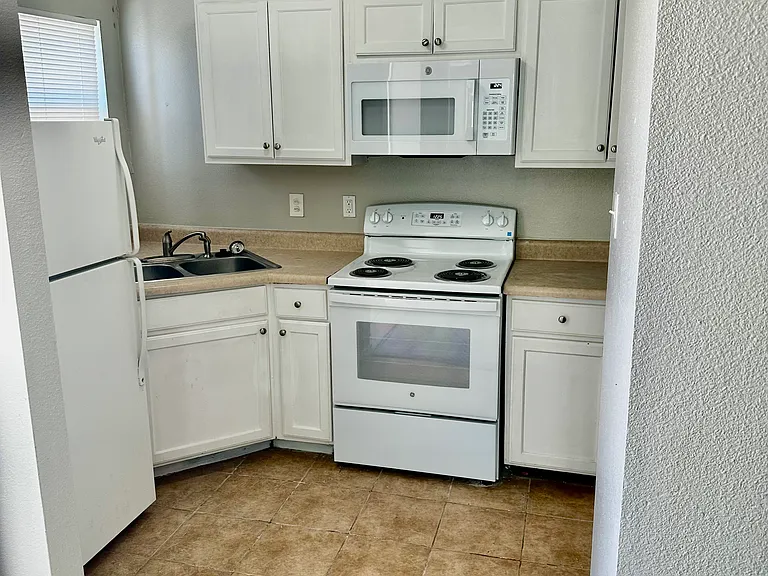 768 Avondale Ave #201 — Photo 3