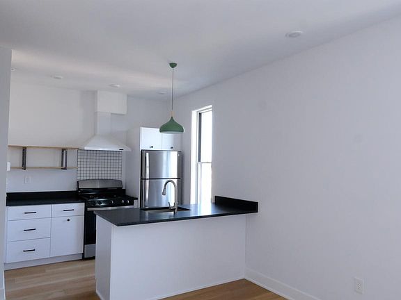2nd image of 3148-50 Richmond St #7