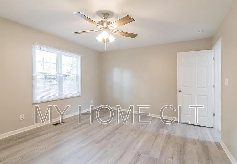 2336 Barry St #A — Photo 12