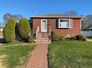 118 Crestwood Blvd, Farmingdale, NY 11735