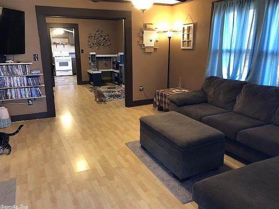 3rd image of 301 Skorcz St