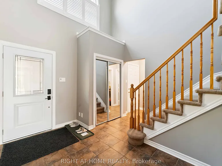 115 Woliston Cres — Photo 3