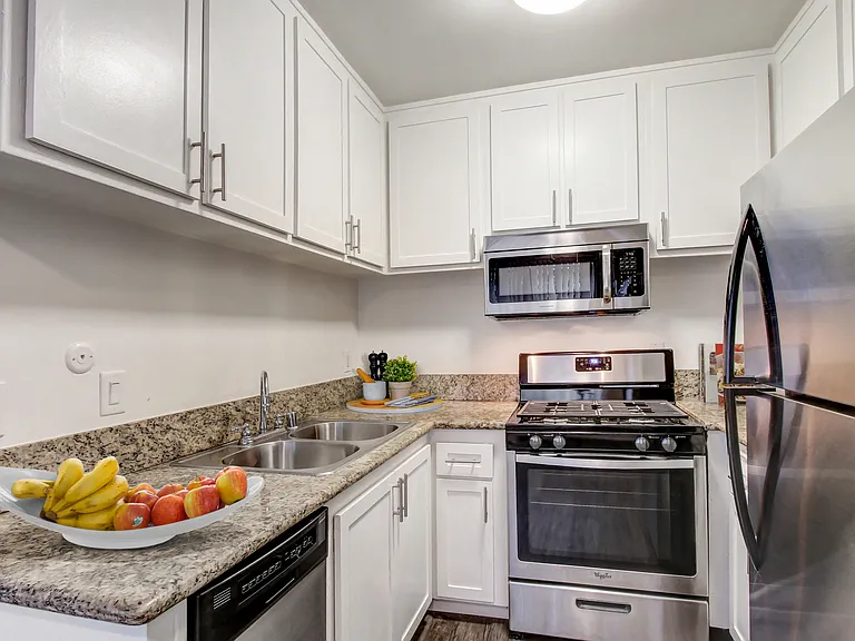 Yarmouth Apartments — Photo 10