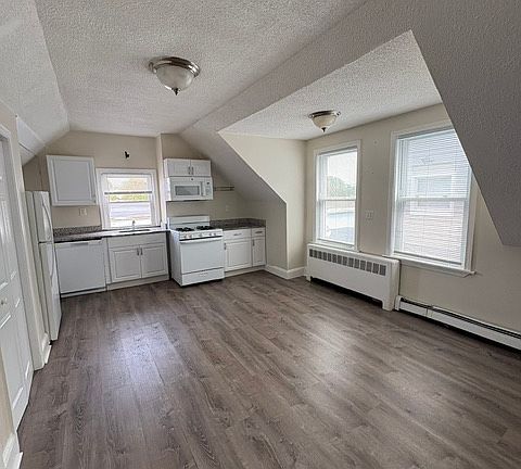 2nd image of 195 Winthrop St #2