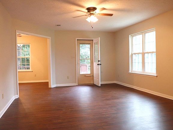 3rd image of 3851 Crest Dr