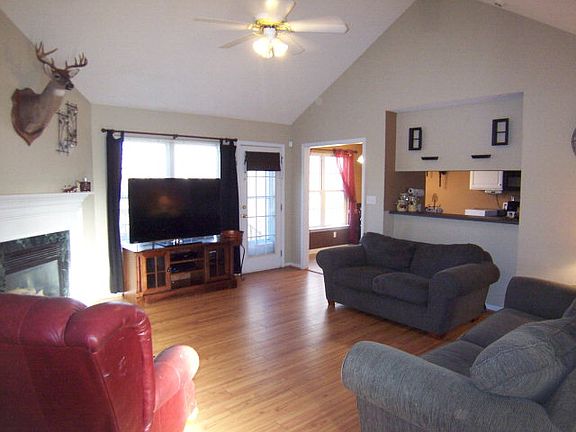 3rd image of 408 Garland Pl