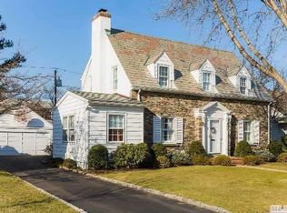 208 Euston Rd, Garden City, NY 11530