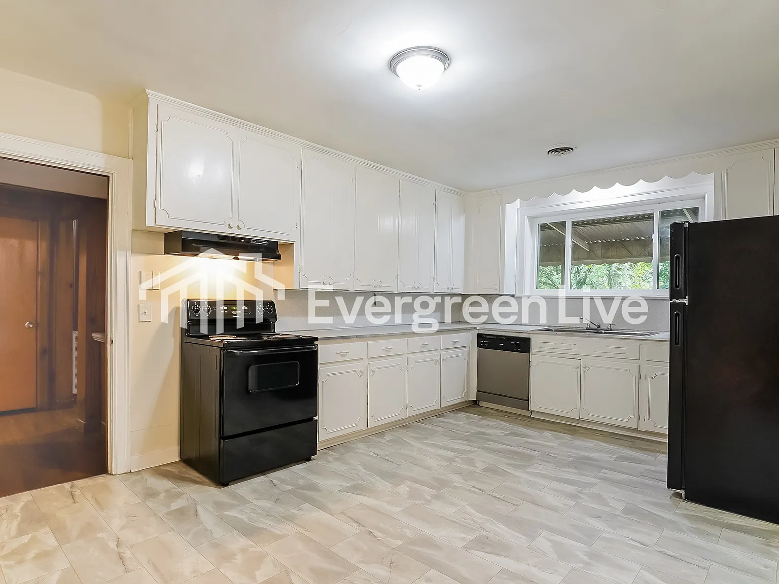 3 bed, 2.0 bath, 2132 sqft, $1,295 — Photo 3