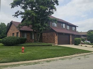 27 Creekside Cir APT A, Elgin, IL 60123