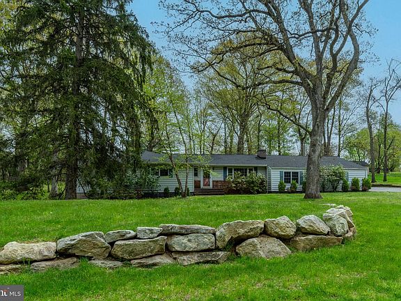 3rd image of 19 Floral Rd