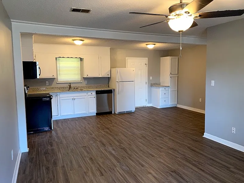 3 bed, 1.0 bath, 1014 sqft, $1,250 — Photo 2