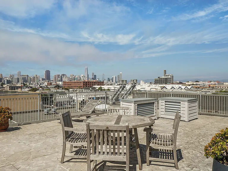 566 S Van Ness Ave #21 — Photo 16