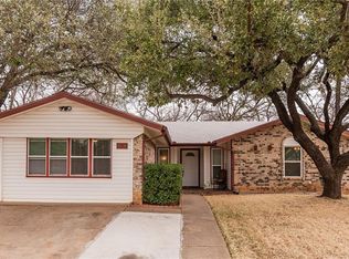 1104 Denton Dr, Euless, TX 76039
