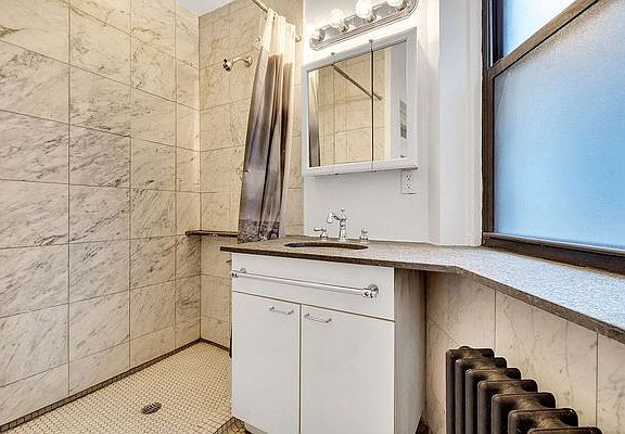 5th image of 408 W 48th St APT 3RE
