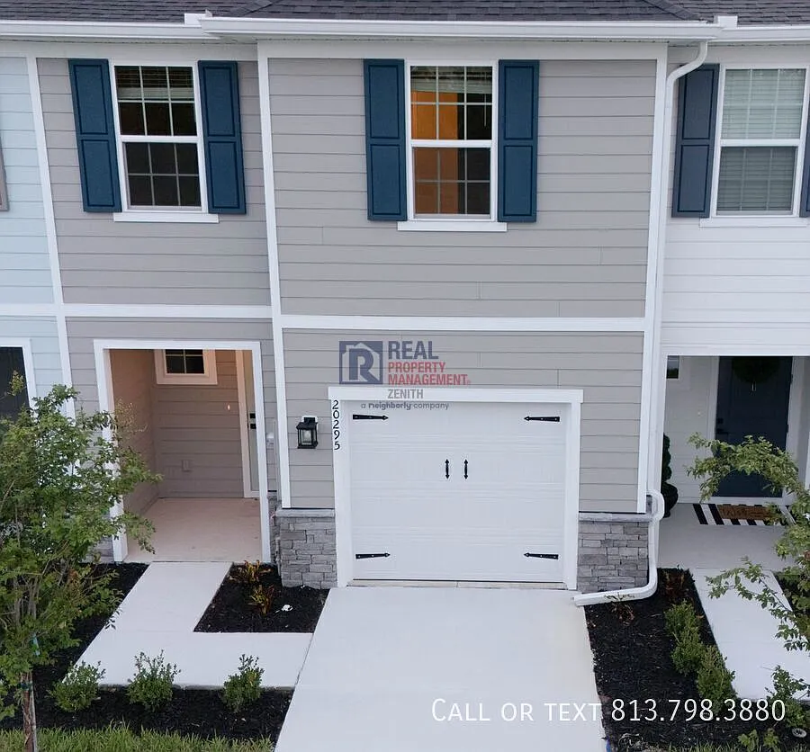 Newer 3BR/2.5BA Townhome in Prime Lutz Location — Photo 1
