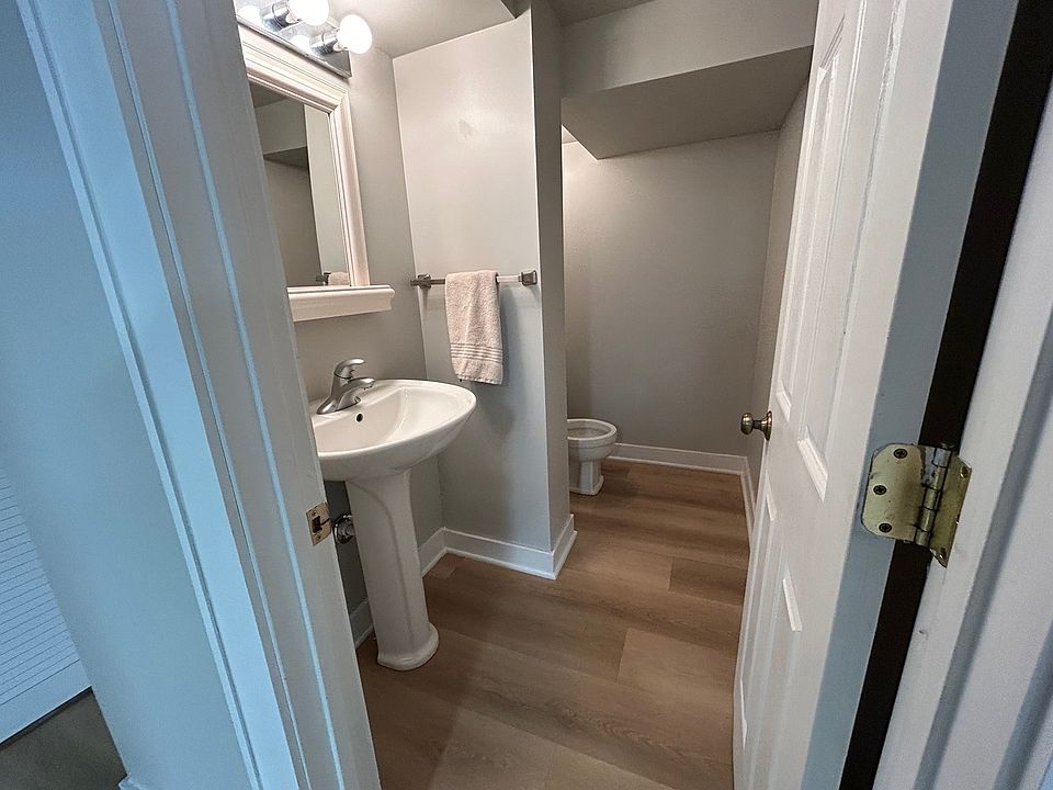 2nd image of 33 E Woodworth Pl
