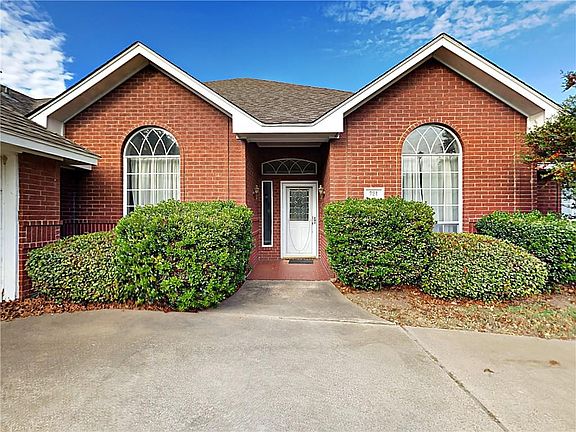 3rd image of 721 Robin Meadow Dr