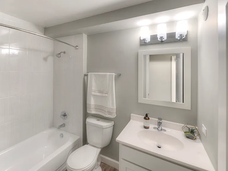 Eagle Creek Apartments — Photo 38
