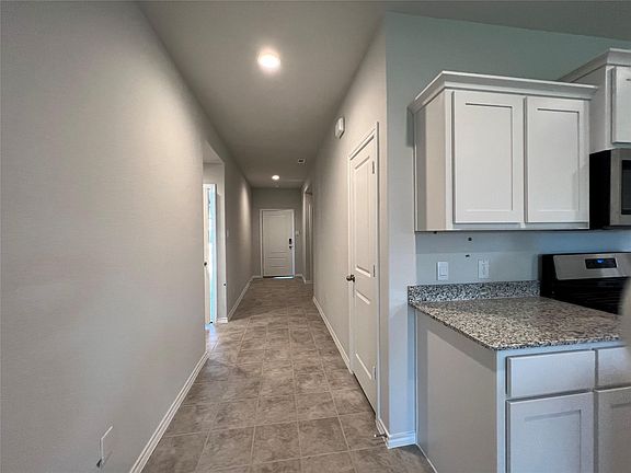 4th image of 641 Basteen Ln