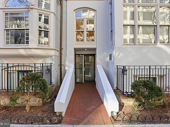 3rd image of 1830 Jefferson Pl NW APT 11
