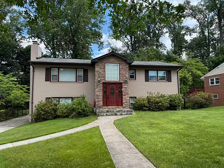 1711 Strine Dr — Photo 1