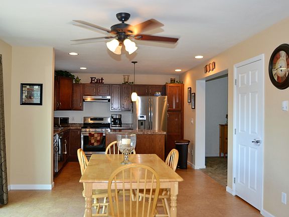 3rd image of 530 Grand View Dr