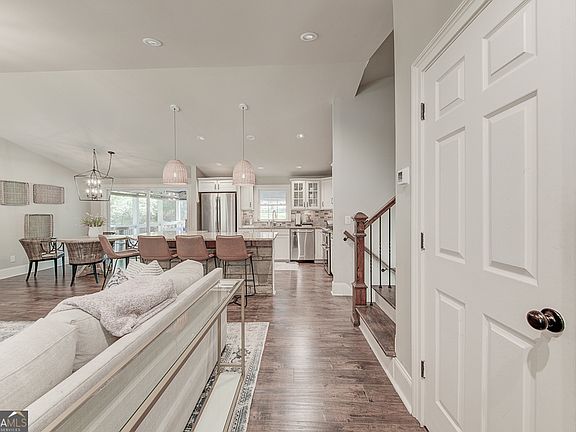 5th image of 209 Cedar Dr