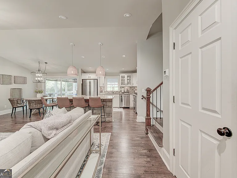 209 Cedar Dr — Photo 5