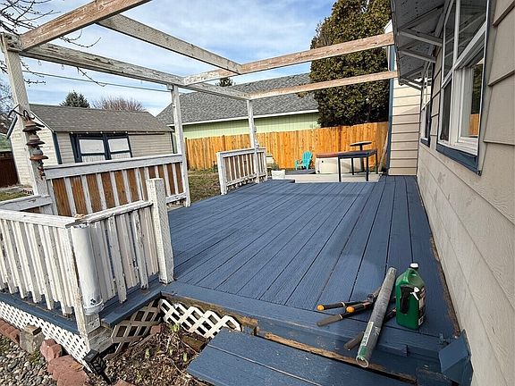 4th image of 321 E Oak Street