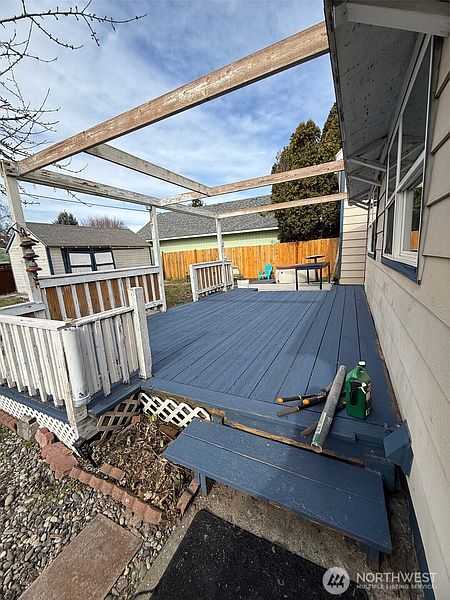 4th image of 321 E Oak Street