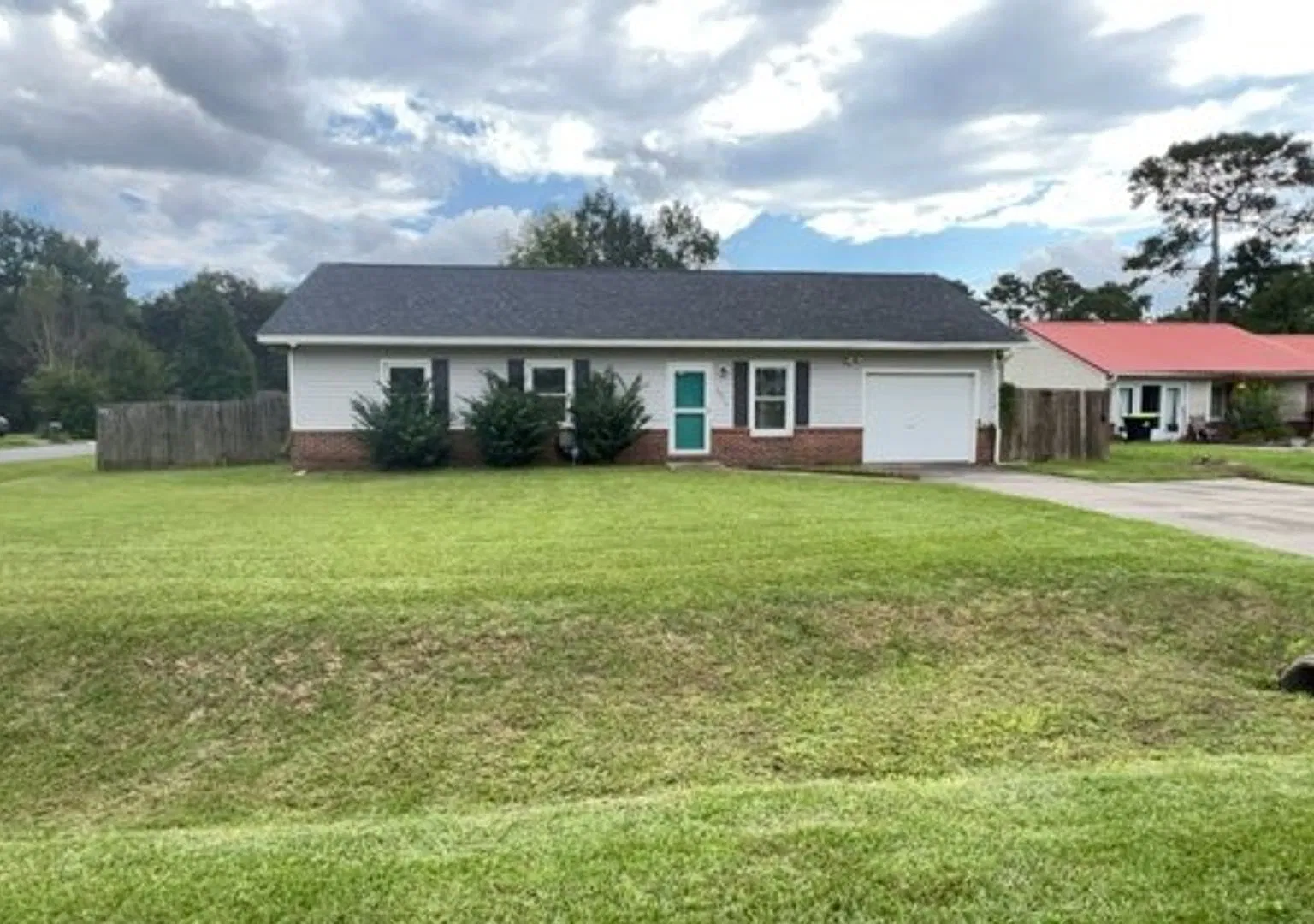 Charming 3-Bedroom Home with Fenced Yard Near Camp Lejeune — Photo 1