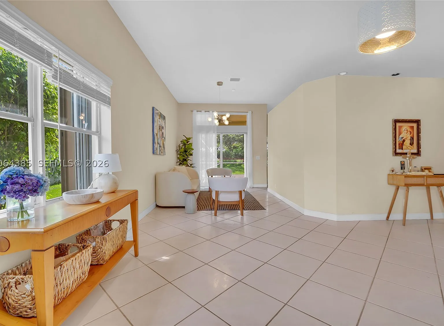 3 bed, 2.0 bath, 1628 sqft, $3,900 — Photo 3