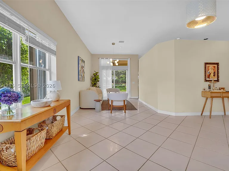 885 Tanglewood Cir #885 — Photo 3