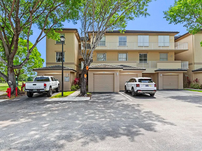 2060 Greenview Shores Blvd #318 — Photo 2