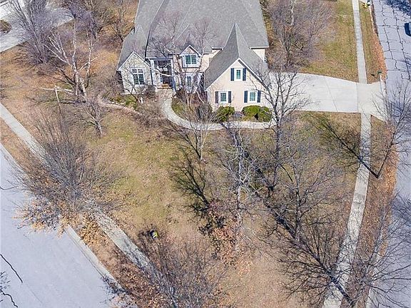 3rd image of 2200 Winding Woods Dr