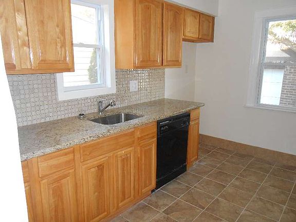 5th image of 19 Harvard St