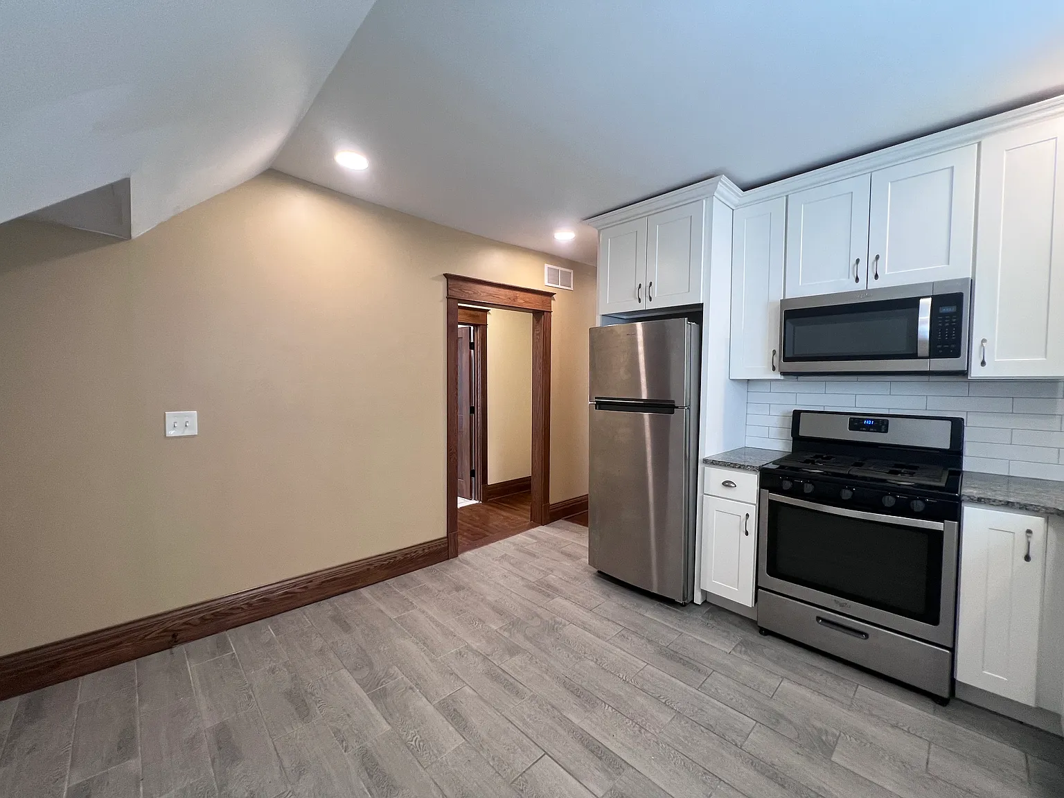 1 bed, 900 sqft, $1,200 — Photo 3