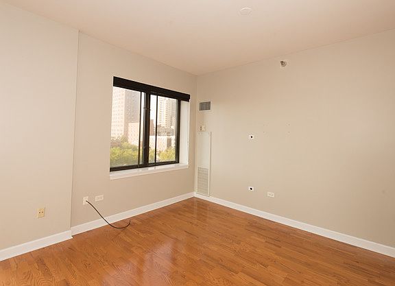 3rd image of 1322 S Prairie Ave Unit 602